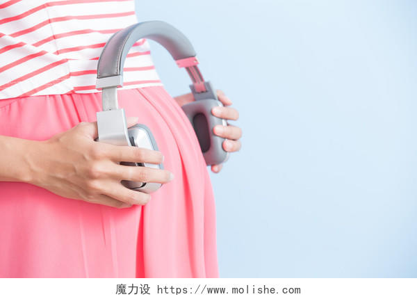 胎教给肚子带耳机孕妇怀孕的女人孕妇写真孕妇艺术照照相馆图片